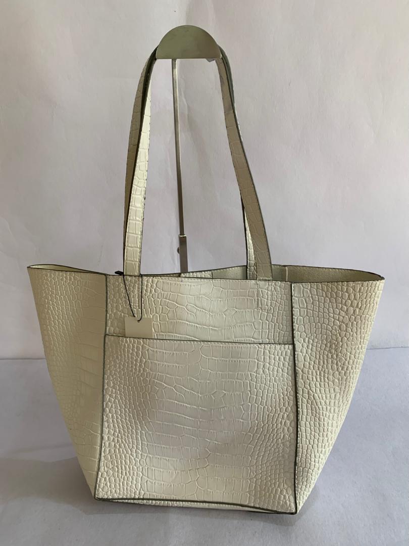 Elegant Crocodile-Embossed Vegan Leather Tote – Cream