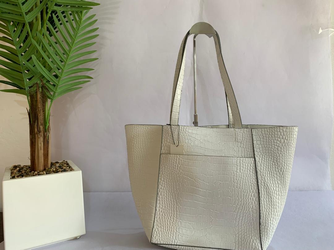 Elegant Crocodile-Embossed Vegan Leather Tote – Cream