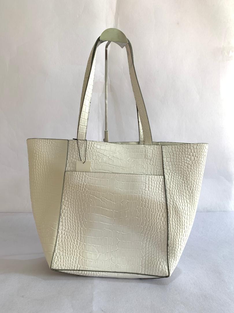 Elegant Crocodile-Embossed Vegan Leather Tote – Cream